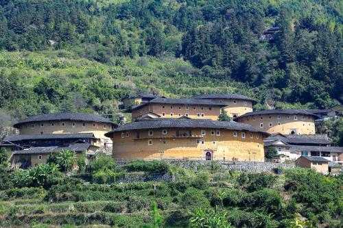 廈門南普陀、鼓浪嶼、華安土樓、集美學(xué)村、鷺江夜游、曾厝垵、環(huán)島路  ——超值六日游